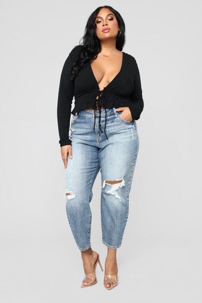how to wear plus size mom jeans