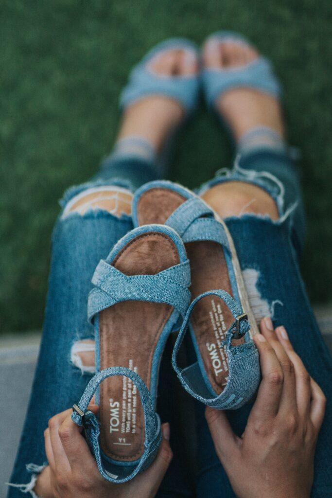 What shoes to wear with ripped jeans
